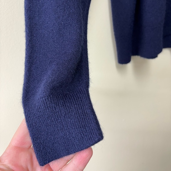 Vintage Soft Lord & Taylor Navy Blue Sweater - Men's size 44 (Large) - Picture 2 of 7